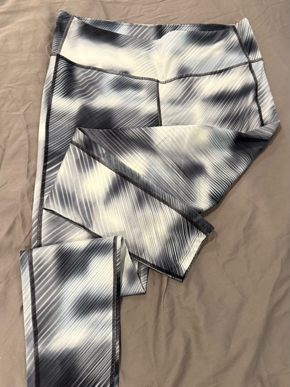 Athleta Black & White Gradient Wave women’s Leggings